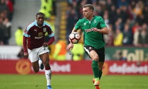 弗林蓬：我踢右后卫和右边锋都无所谓；维尔茨抗压能力强