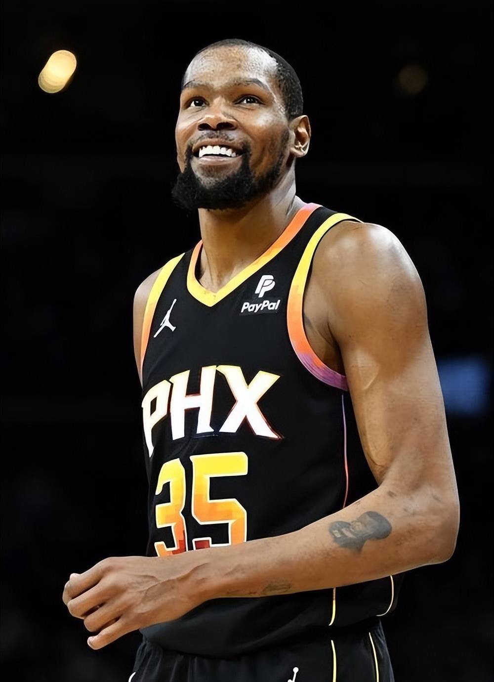 詹姆斯怒摔保温杯！痛斥湖人与佩林卡言而无信