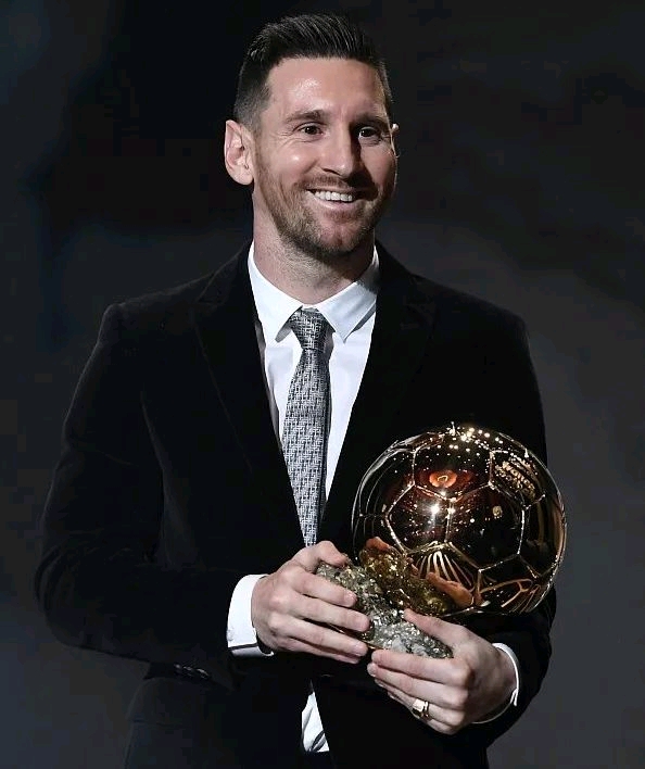 世体：莱万遭遇肌肉问题困扰，费兰更可能首发战奥萨苏纳.